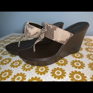 Brown/snake skin wedges